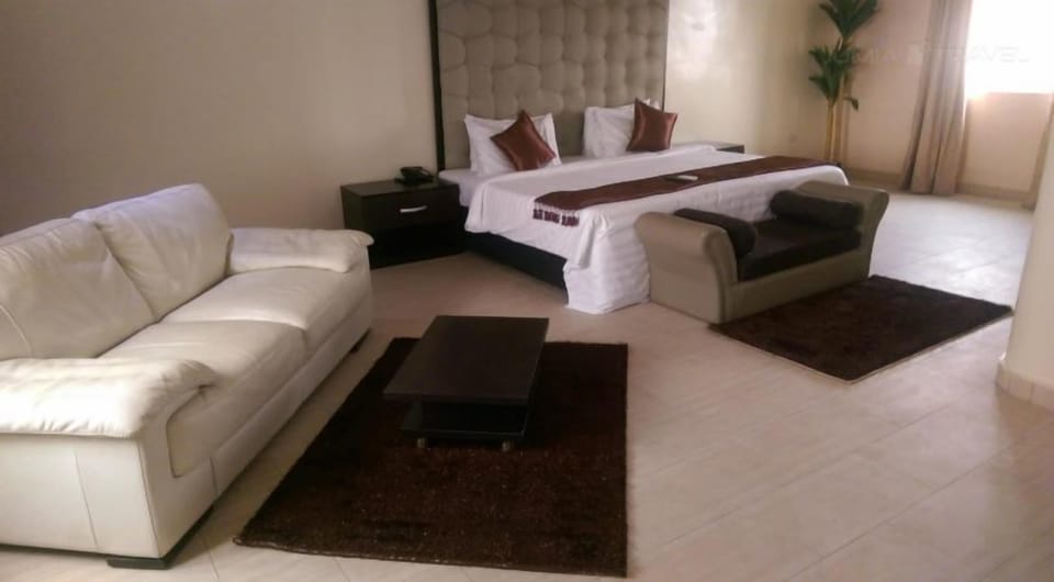 Royal Suite | In-room safe, desk, blackout drapes, cribs/infant beds
