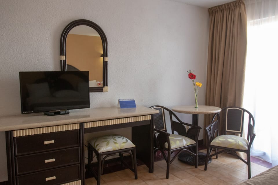 Standard Vista al Mar | Premium bedding, in-room safe, desk, blackout drapes