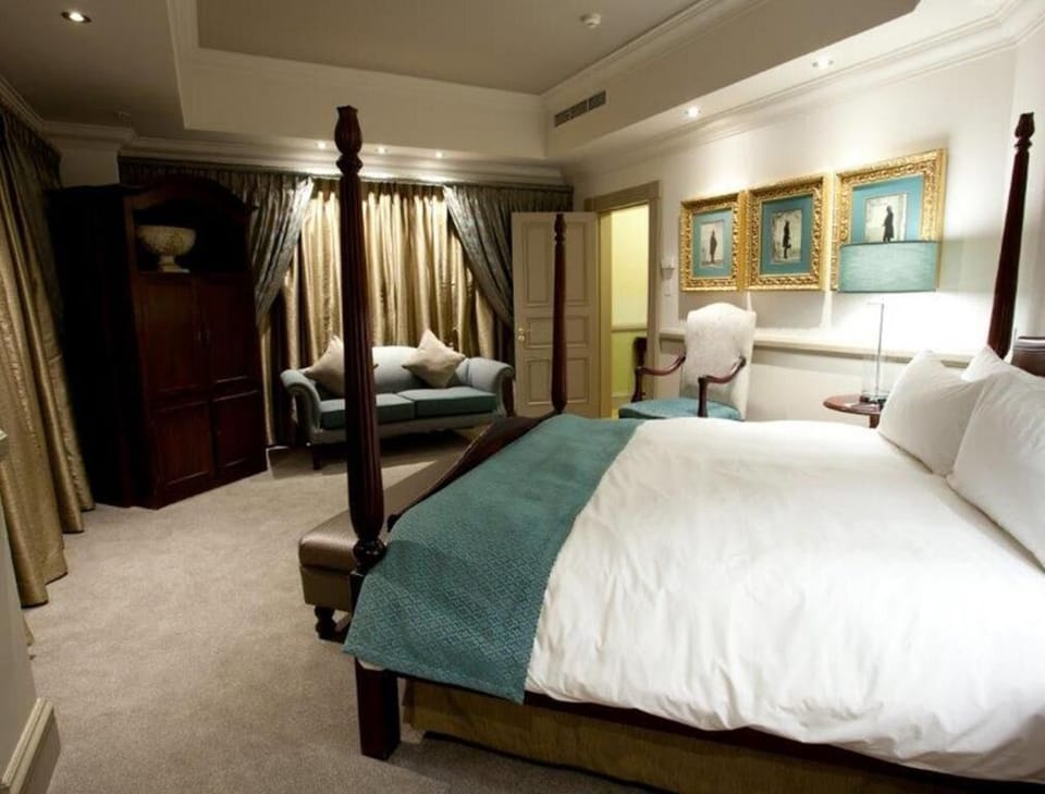 Presidential Suite | In-room safe, desk, soundproofing, WiFi (free)