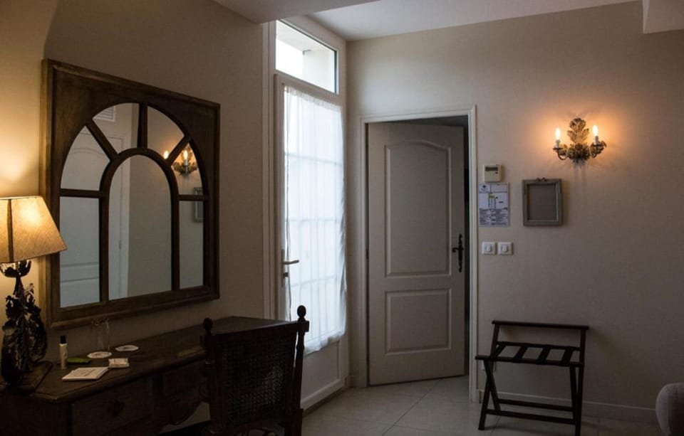 Suite | In-room safe, individually furnished, desk, soundproofing
