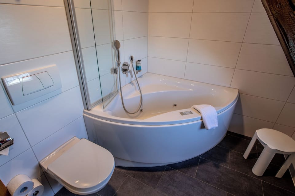 Junior Studio Suite (Living Area) | Bathroom | Hair dryer, towels, soap, shampoo