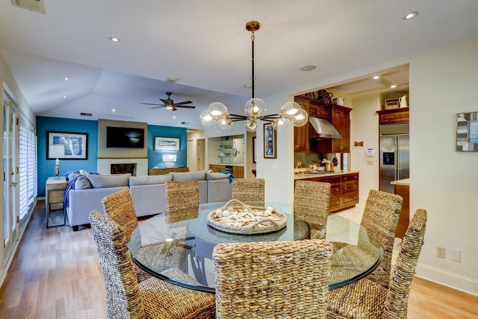 Dining area between kitchen and living room