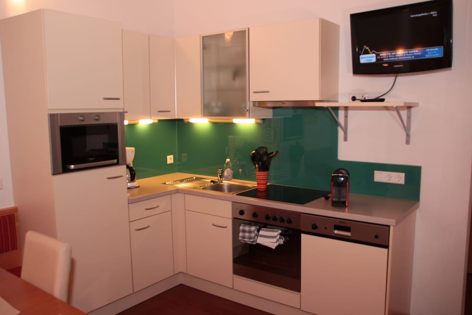 Comfort Apartment, 3 Bedrooms, Balcony (Obergeschoss) | Private kitchen | Full-size fridge, microwave, oven, stovetop