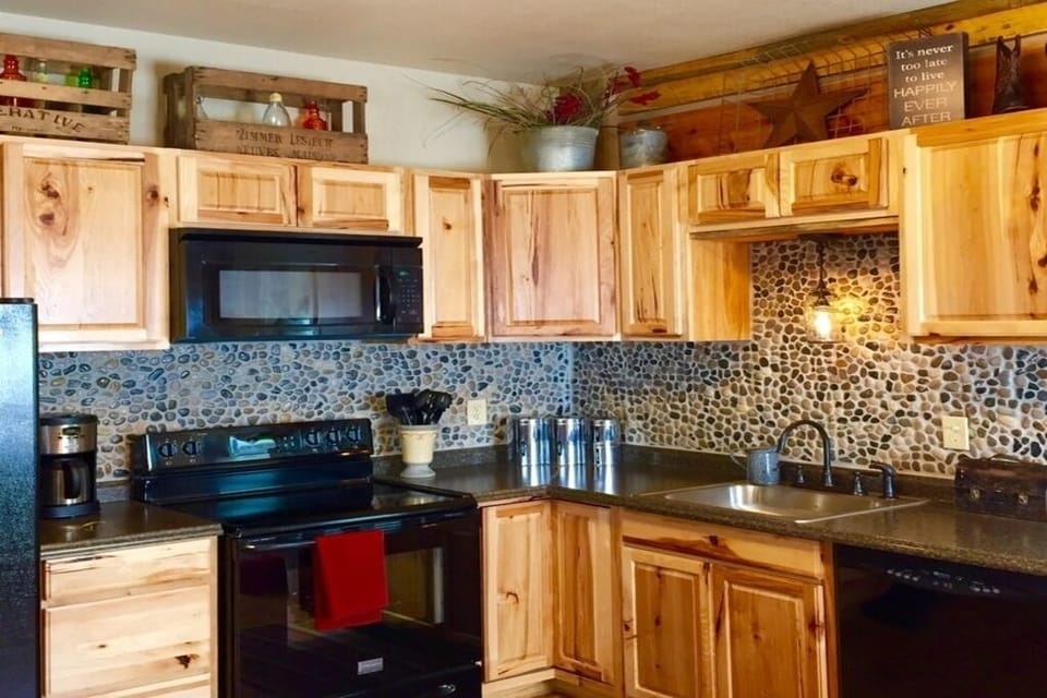 Fully-furnished kitchen. 