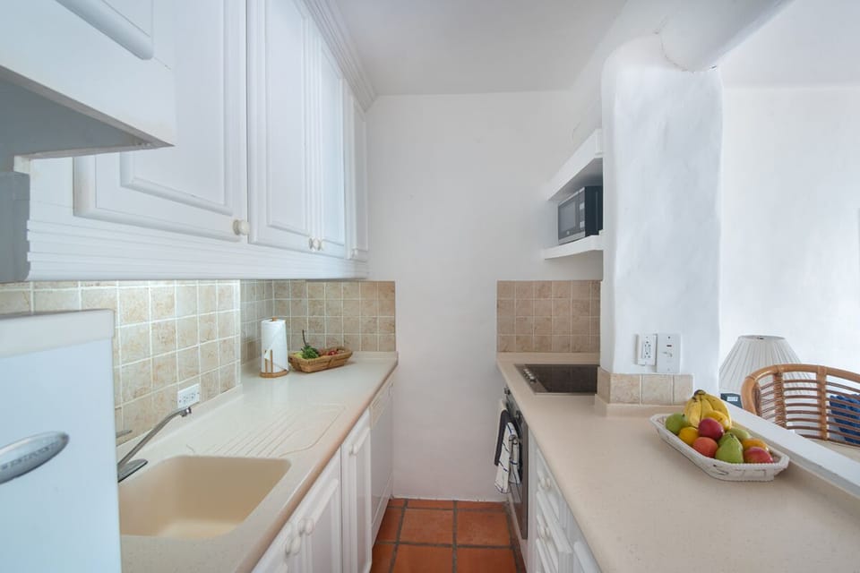 Glitter Bay Estate 202-Serenity: Open plan kitchen