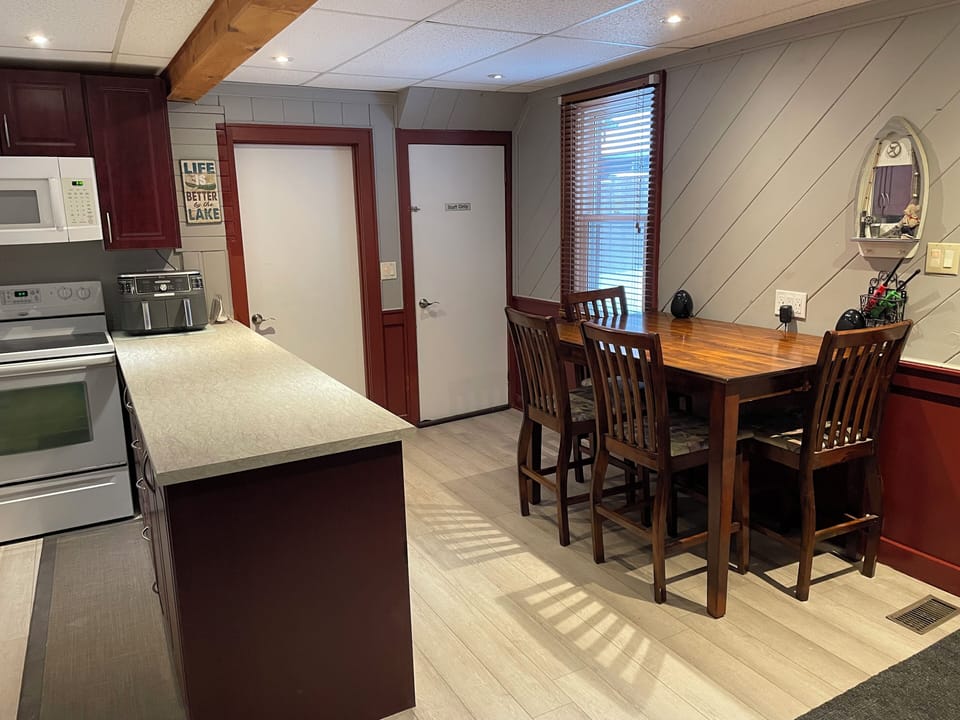 Fully Equipped Kitchen Eat-in Kitchen