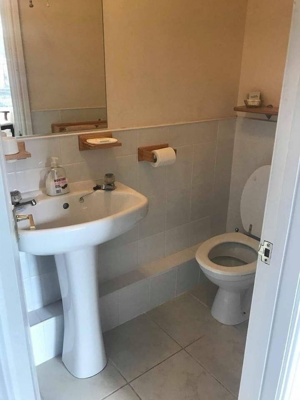 Standard Suite, Ensuite (Front Room) | Bathroom | Free toiletries, hair dryer, towels, shampoo
