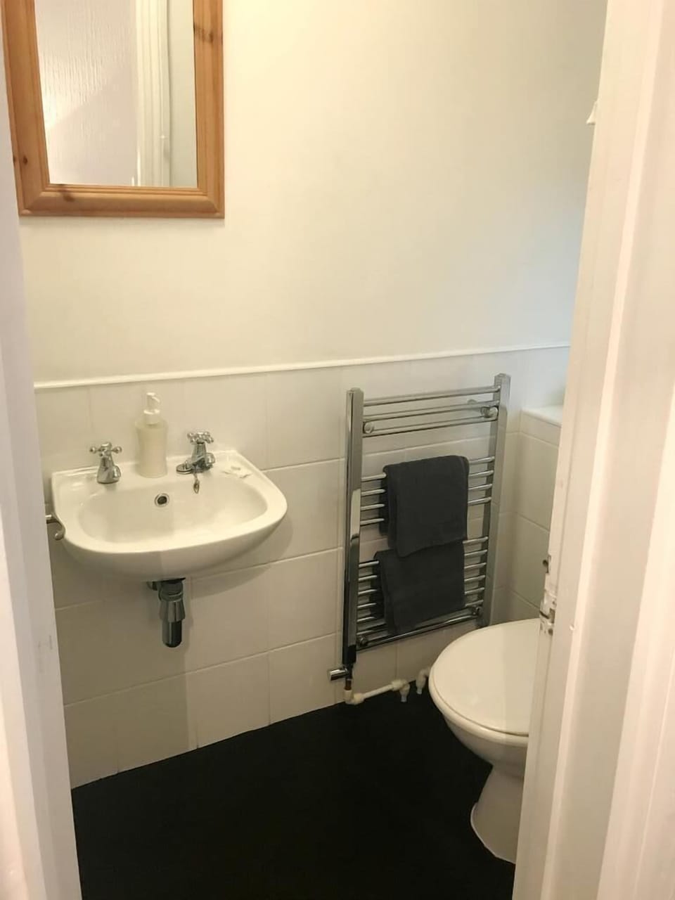 Standard Twin Room, Ensuite (Rear Room) | Bathroom | Free toiletries, hair dryer, towels, shampoo