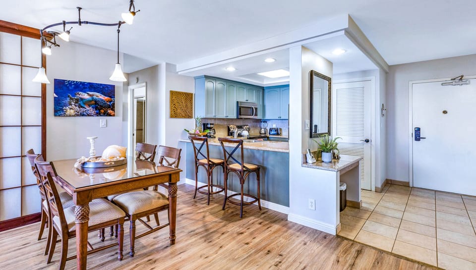 Entryway, kitchen and dining for 6