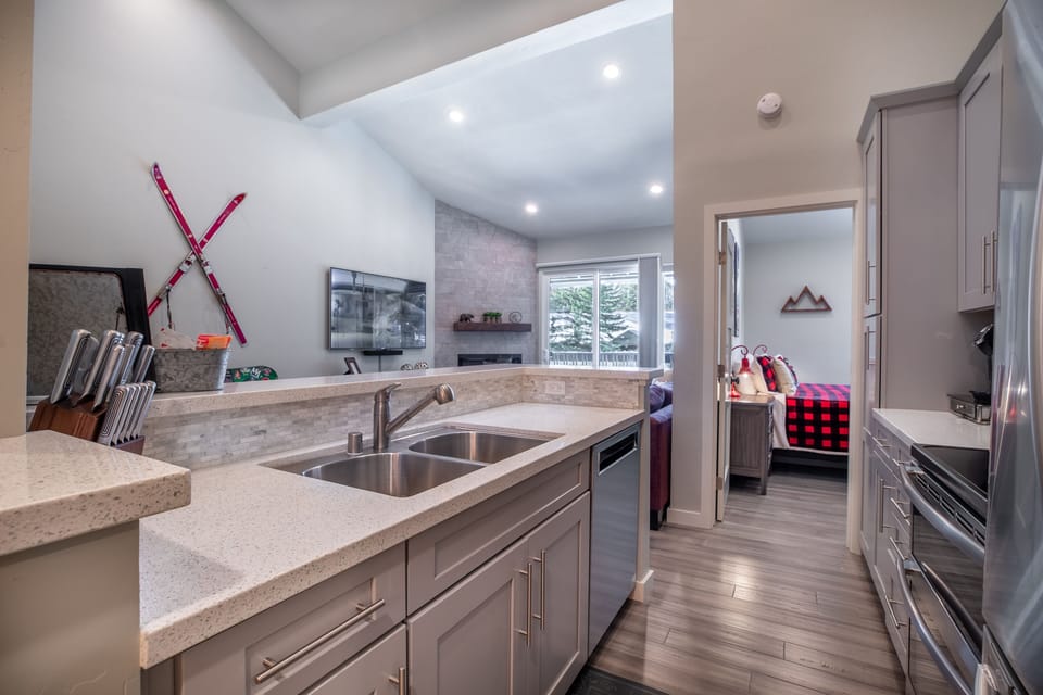 Fully appointed Kitchen, with tons of cutlery, new knife set, crockpot