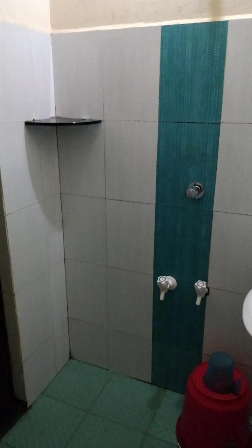 Shower, free toiletries, towels