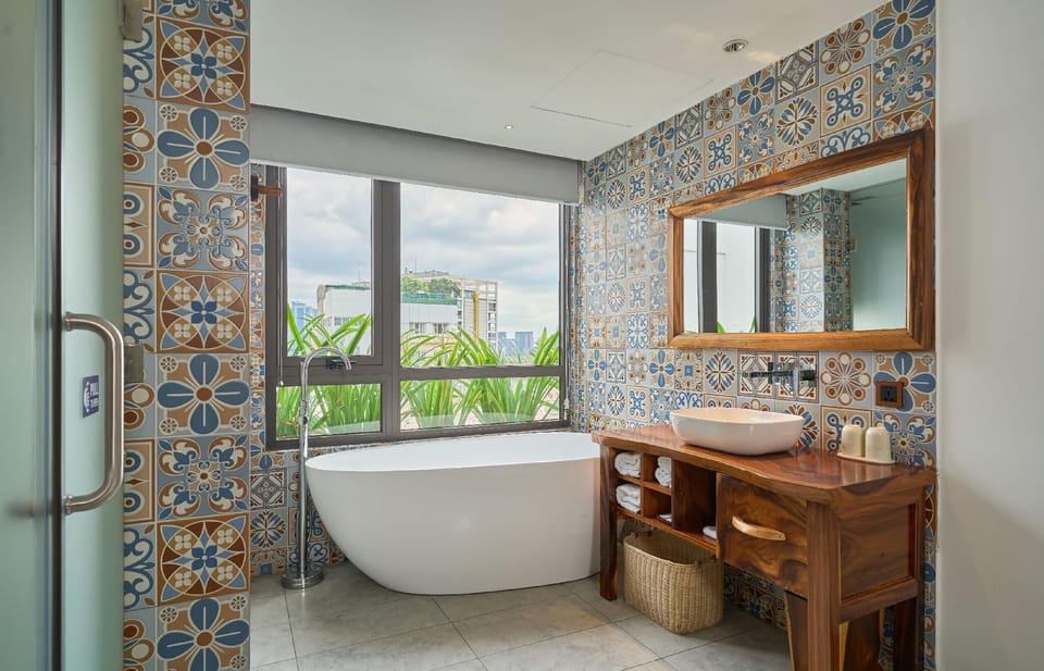 Executive River View Room | Bathroom | Free toiletries, hair dryer, slippers, towels