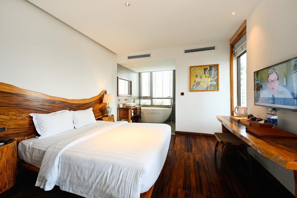 Sky Gem Room | Minibar, in-room safe, desk, blackout drapes