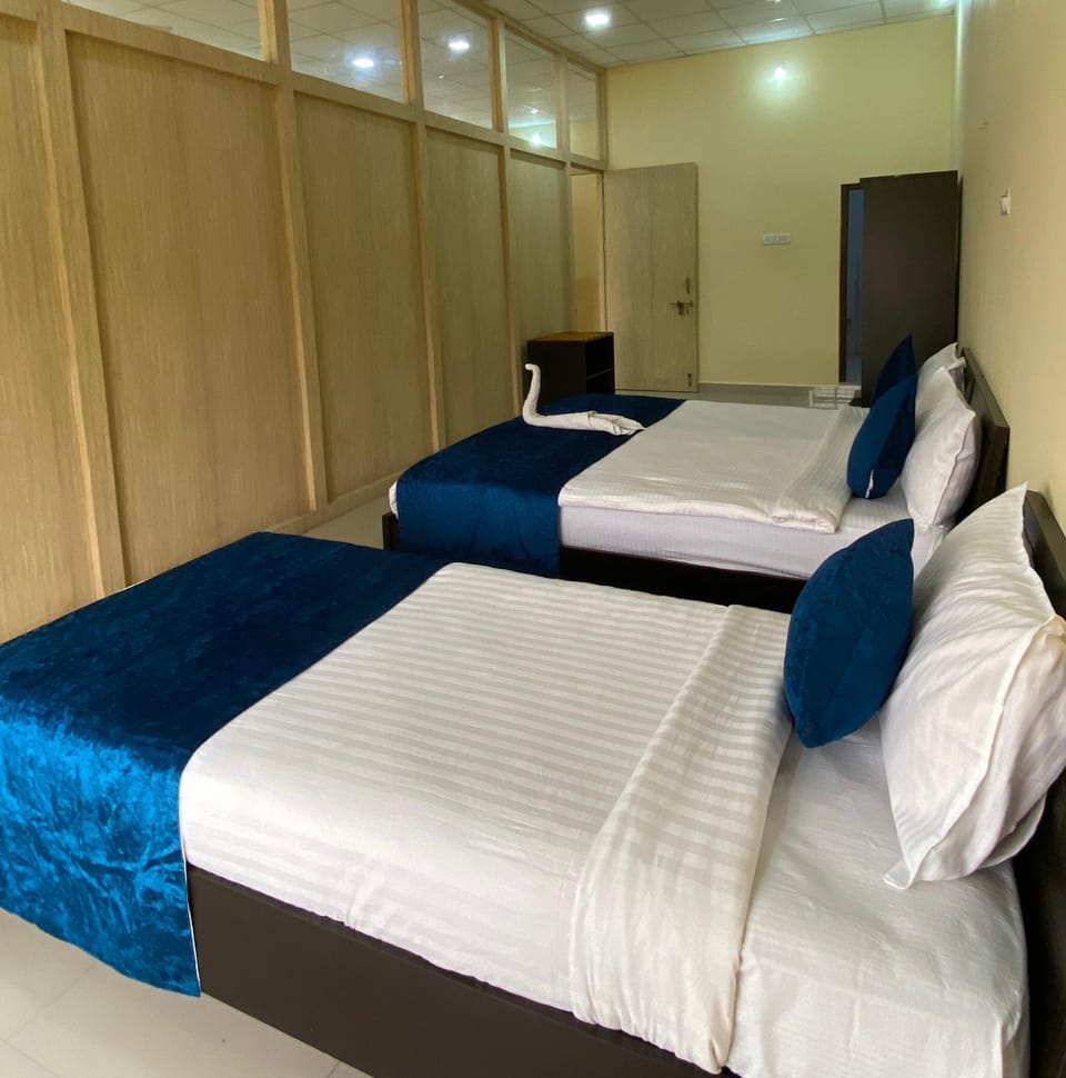 Deluxe Suite, Multiple Beds | Extra beds