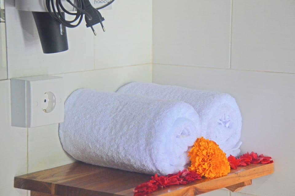 Shower, rainfall showerhead, free toiletries, towels