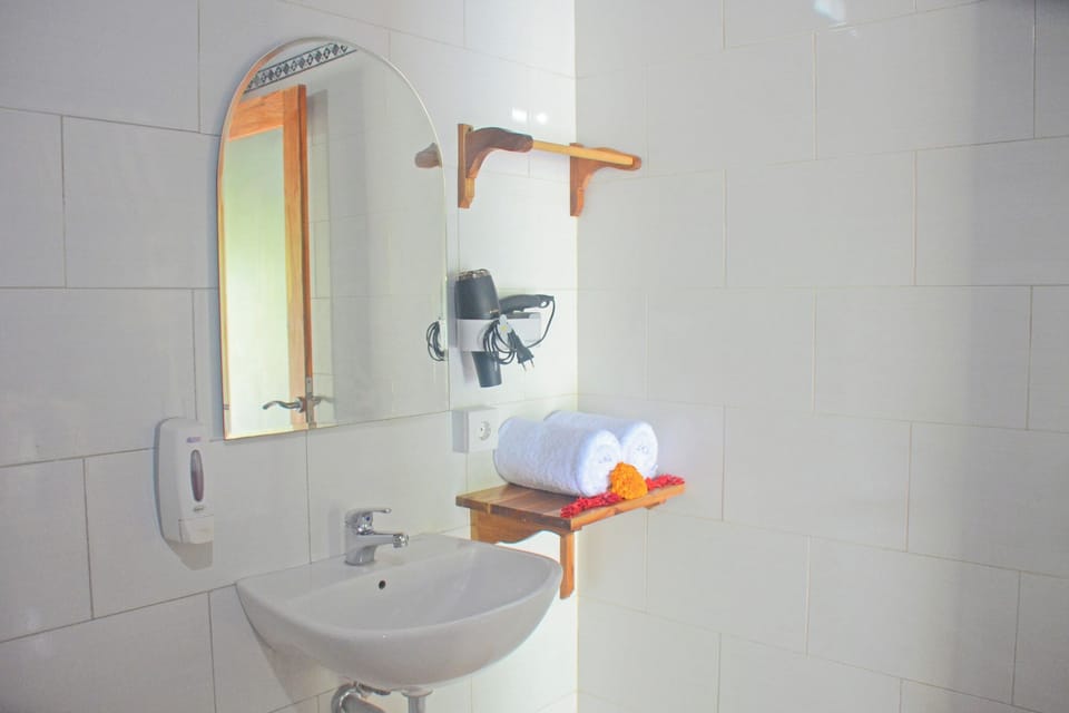Shower, rainfall showerhead, free toiletries, towels