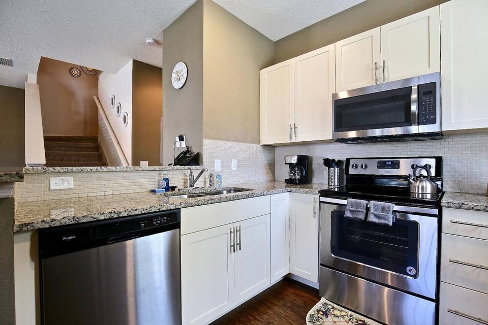 Well-equiped kitchen with granite countertops!