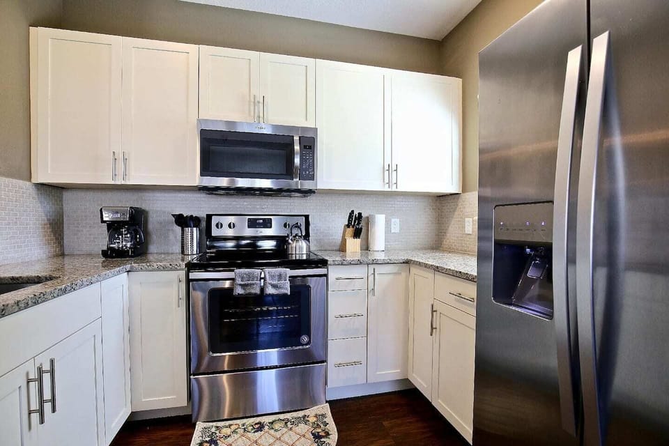 Well-equiped kitchen with granite countertops