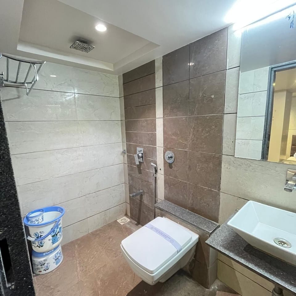 Triple Room | Bathroom | Shower, free toiletries, towels