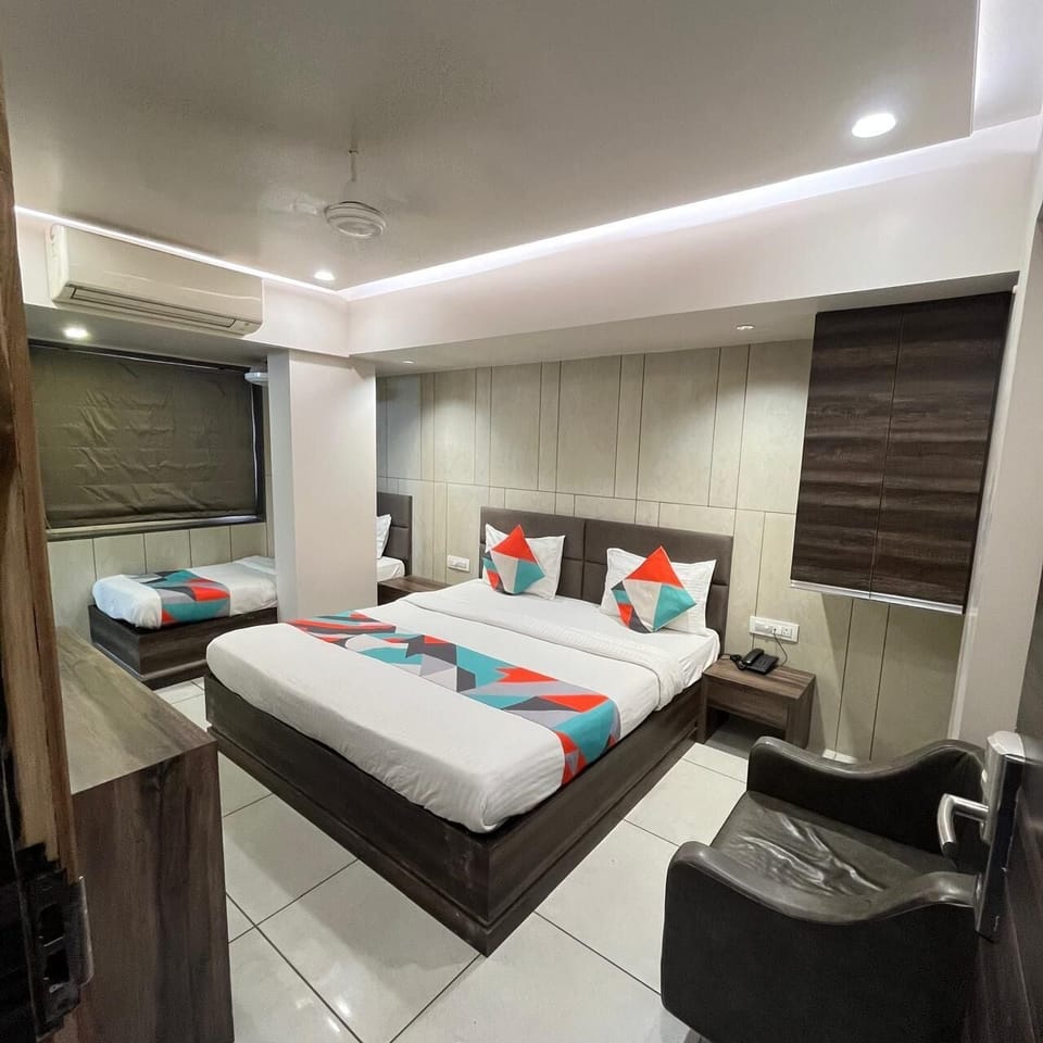 Triple Room | Desk, iron/ironing board, free WiFi, bed sheets