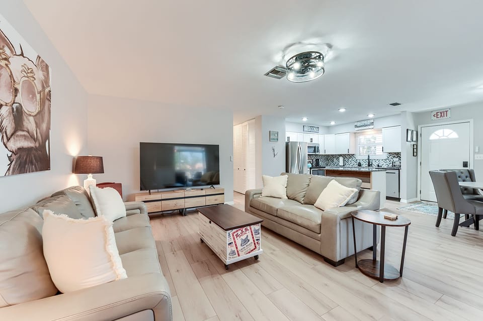 Open floor plan to enjoy everyone.

