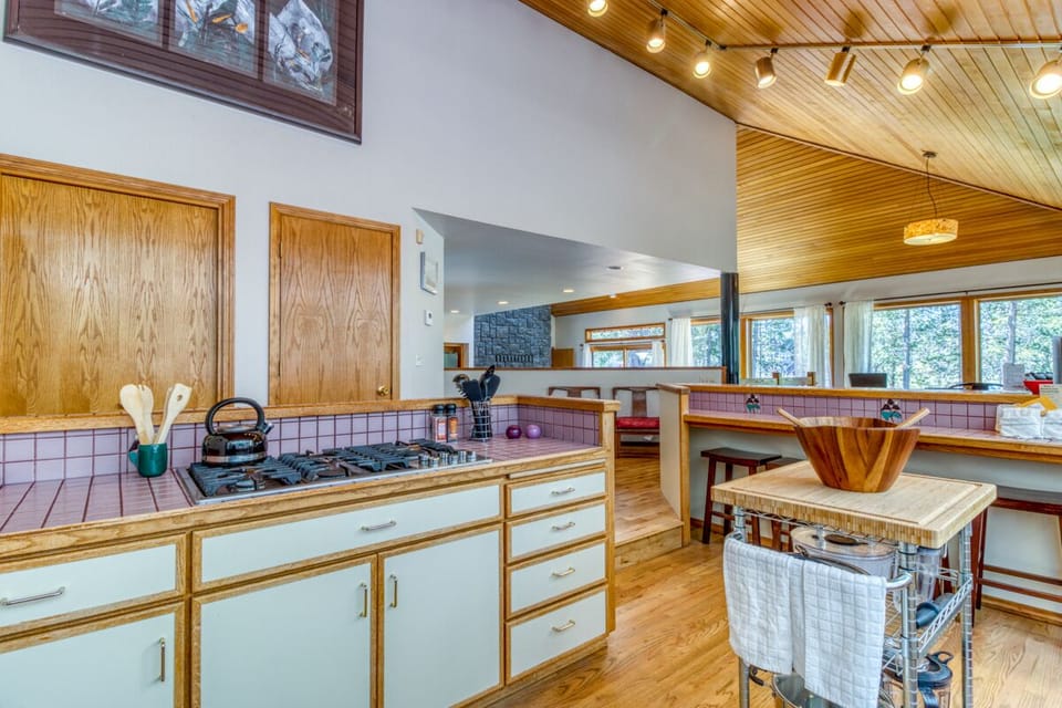 Open floor plan is great for interacting with others while you prepare meals