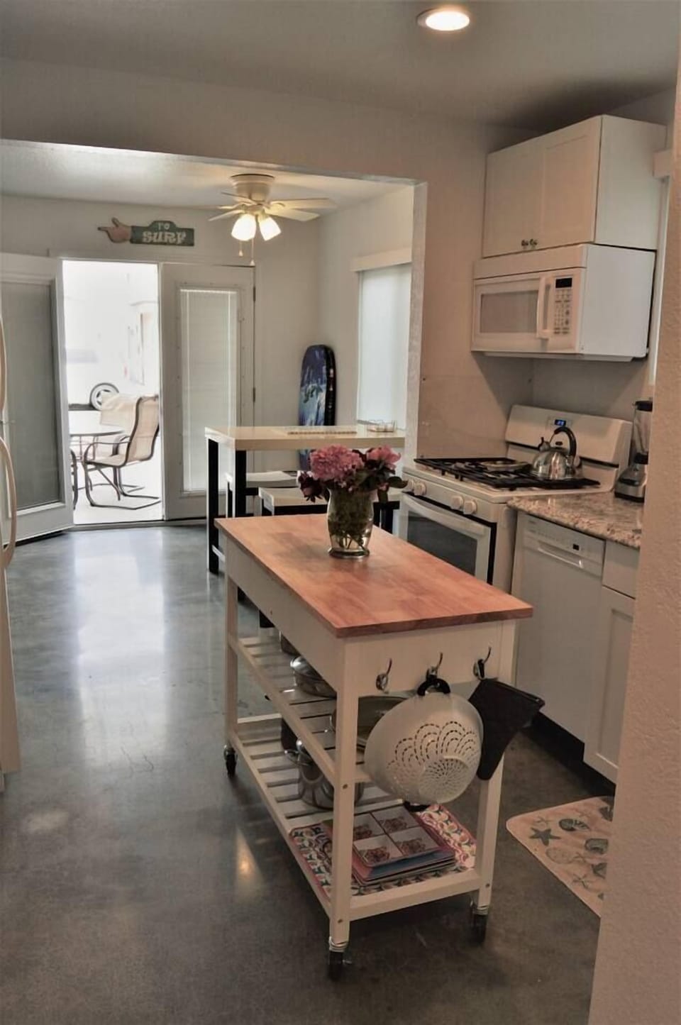Kitchen island to prepare meals, equipped with compacted dishwasher, microwave, stove, oven. Everything you need to have a nice home cooked meal while on vacation. 