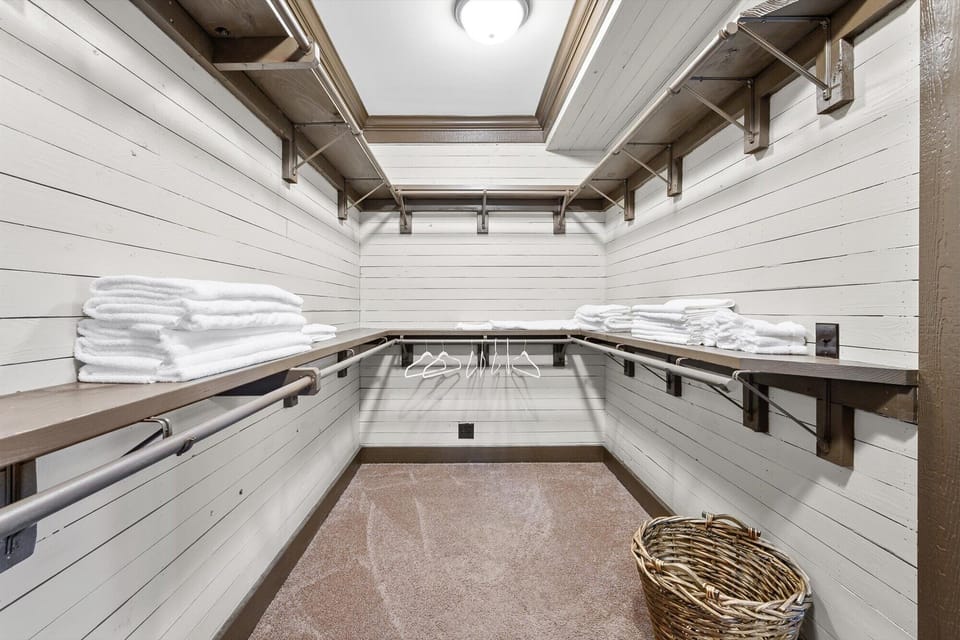 Need some closet space? VRBO9148664 Monteagle Bluff Property 5BR