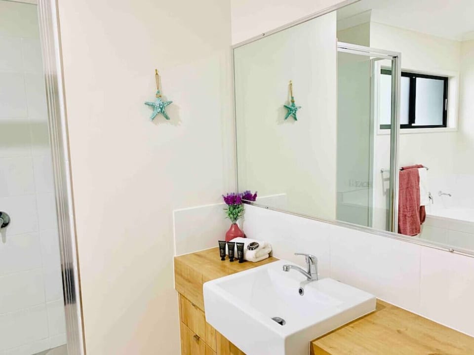 Upstairs: large en-suite with bath tub, toilet and shower