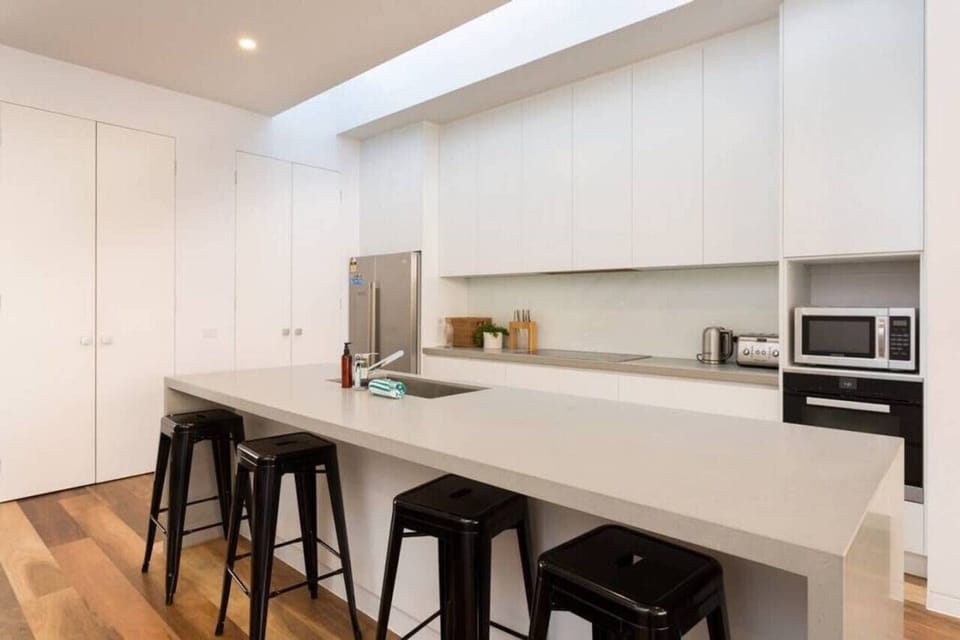 Modern and fully equipped kitchen, perfect for those who love to prepare their meals.