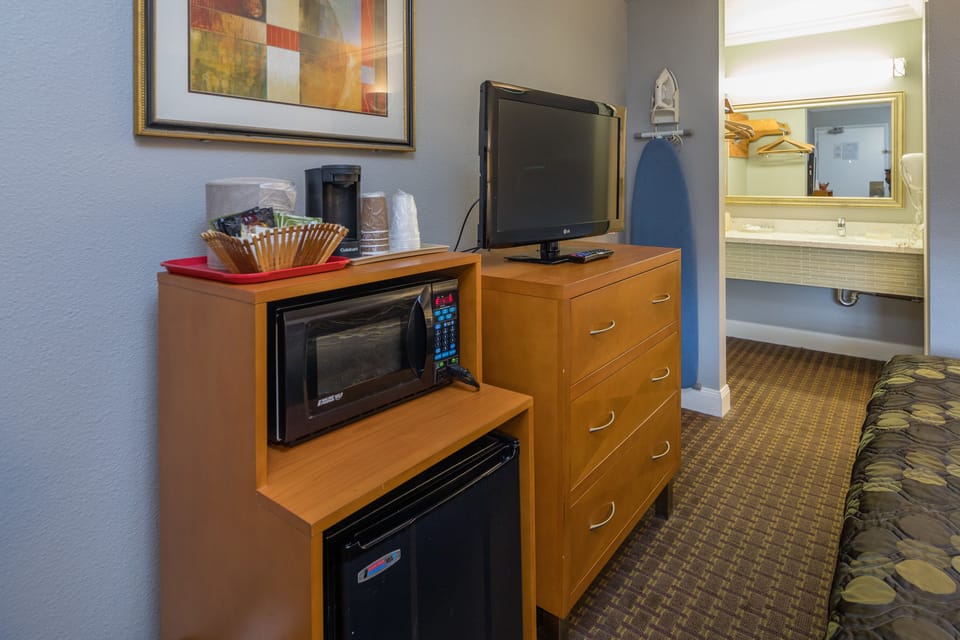 Standard Room, 1 Queen Bed, Non Smoking | Desk, laptop workspace, iron/ironing board, free WiFi