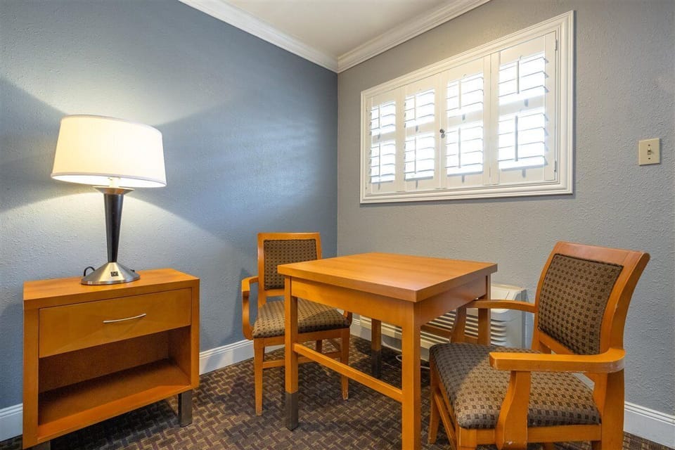 Standard Room, 1 Queen Bed, Non Smoking | Living area | 32-inch flat-screen TV with satellite channels, TV