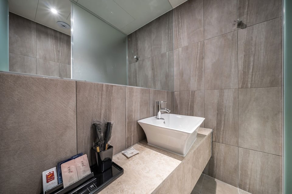 Deluxe Double Room (Couple PC Room) | Bathroom sink