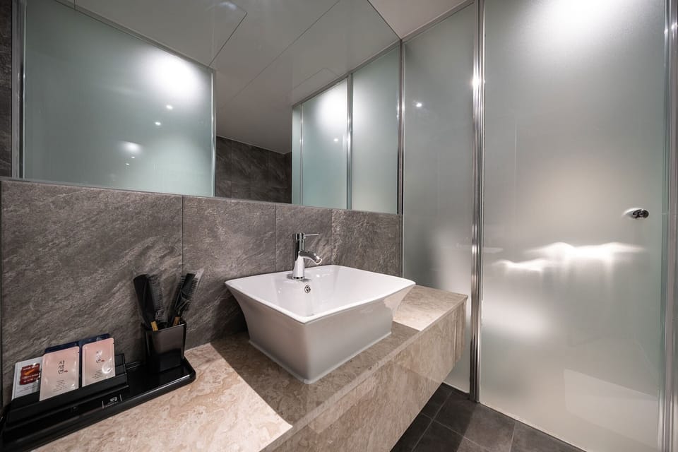 Suite Double Room (Massage Chair Room) | Bathroom sink