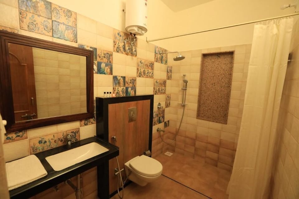 Luxury Tent | Bathroom | Shower, slippers, towels