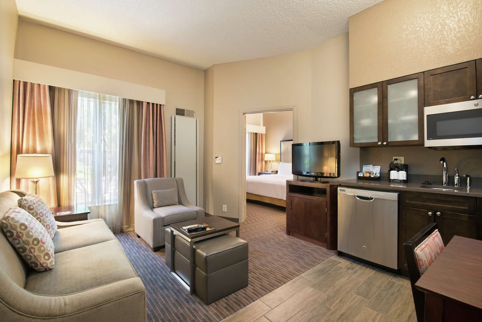 1 bedroom, hypo-allergenic bedding, desk, laptop workspace