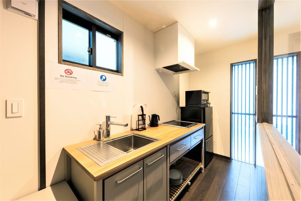 Standard | Private kitchen | Fridge, microwave, stovetop, electric kettle