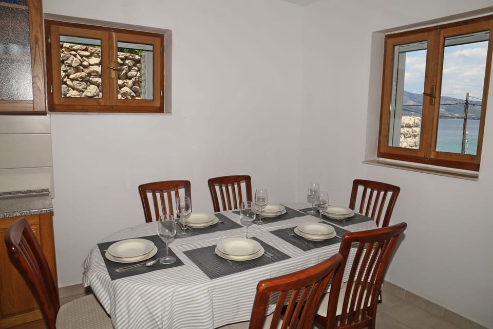 House, 2 Bedrooms | In-room dining