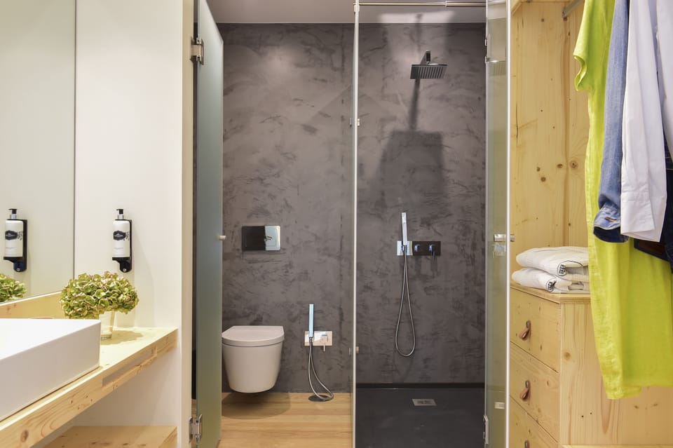 Deluxe Double or Twin Room, Balcony | Bathroom | Shower, rainfall showerhead, free toiletries, hair dryer