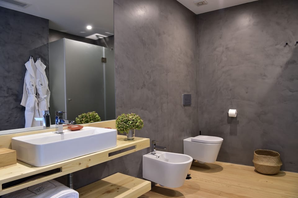Deluxe Double or Twin Room, Balcony | Bathroom | Shower, rainfall showerhead, free toiletries, hair dryer