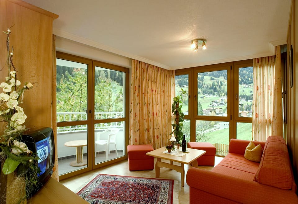 Comfort Suite | Living room | Flat-screen TV