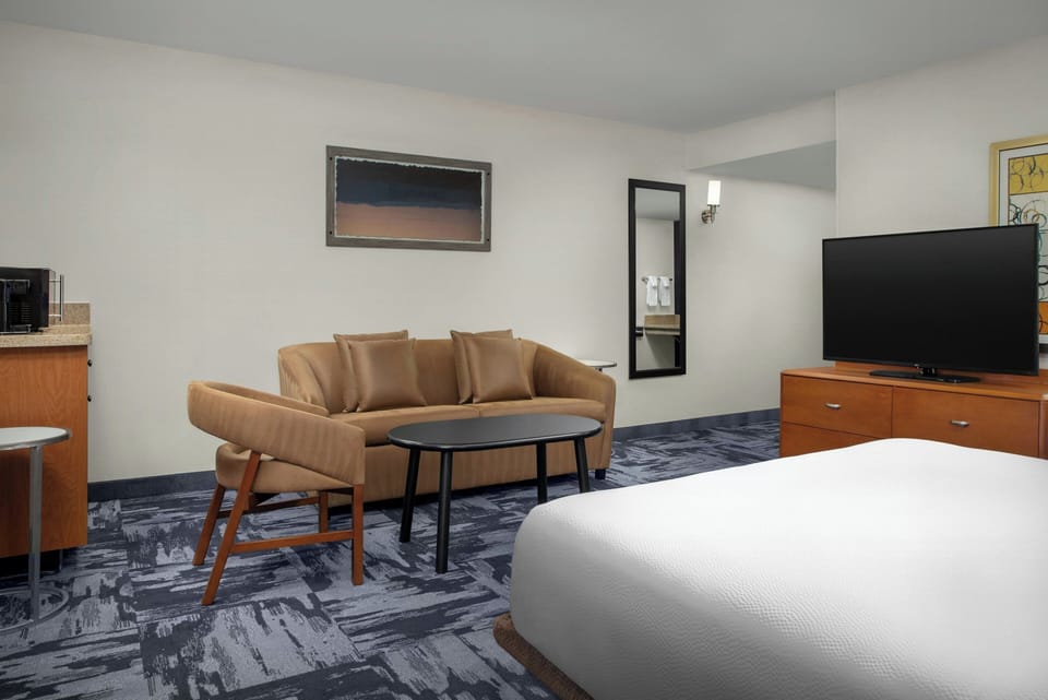 In-room safe, desk, laptop workspace, blackout drapes