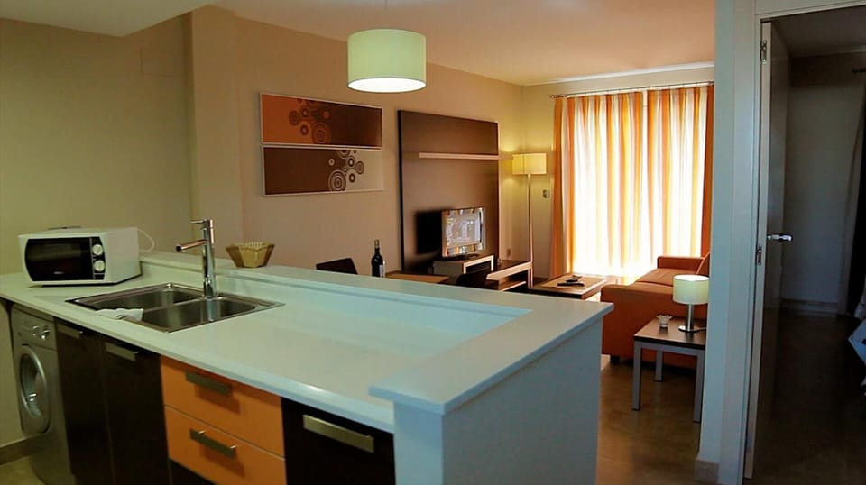 Full-size fridge, microwave, oven, stovetop