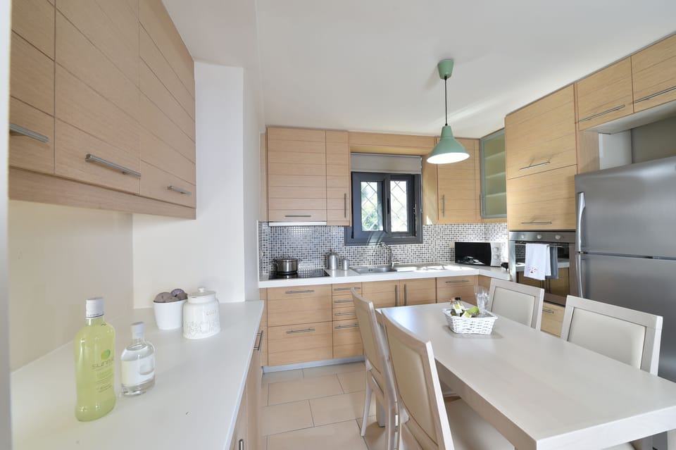 Villa with shared pool - Athina | Private kitchen | Full-size fridge, microwave, oven, stovetop