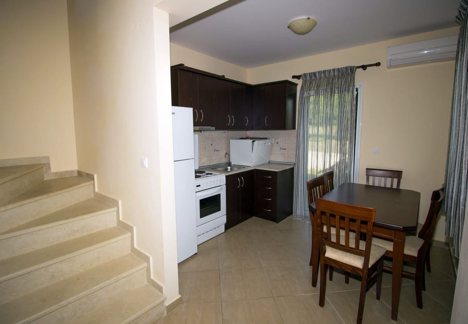 Family Duplex | Private kitchen | Full-size fridge, oven, stovetop, dishwasher