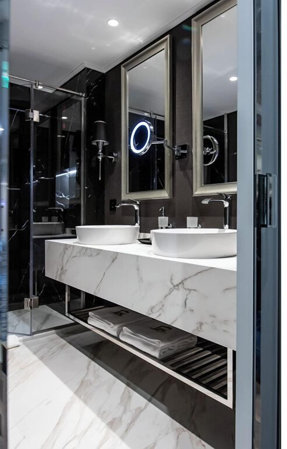 Signature Room | Bathroom | Free toiletries, hair dryer, bathrobes, slippers