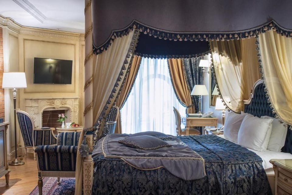 Superior Suite | In-room safe, individually decorated, individually furnished, desk