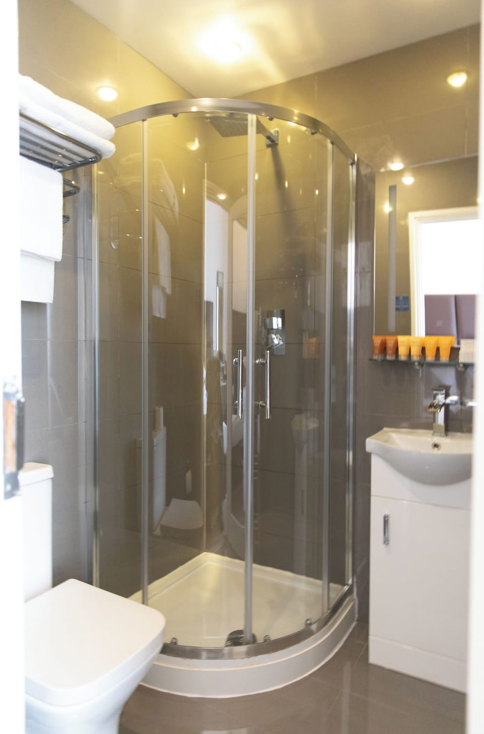 Twin Room | Bathroom | Shower, free toiletries, hair dryer, towels