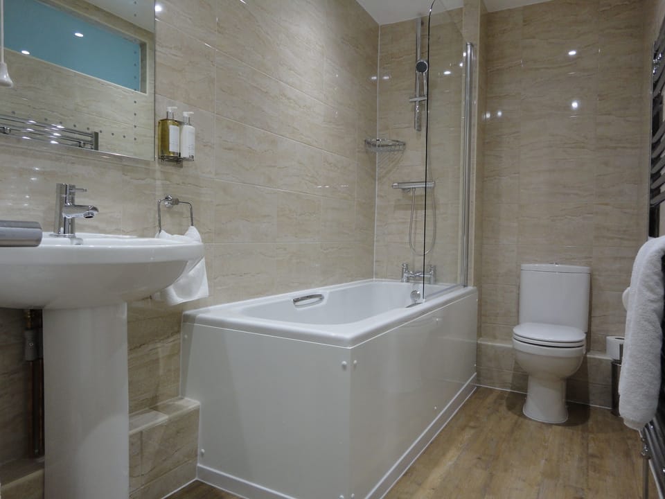 Deluxe Double Room | Bathroom | Combined shower/tub, free toiletries, hair dryer, towels