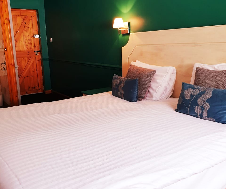 Double Room | Desk, iron/ironing board, bed sheets, wheelchair access